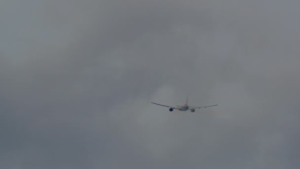 Αεροπλάνο Πετάει Συννεφιασμένο Ουρανό Κρύβεται Πίσω Από Σύννεφα Πίσω Όψη — Αρχείο Βίντεο