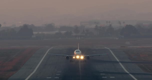 飞机起飞时在雾中装有着陆灯和信标 — 图库视频影像