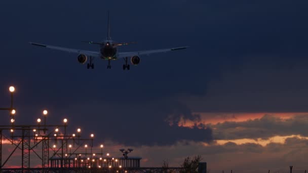 Літак Шасі Наближається Злітно Посадкової Смуги Напрямними Вогнями Сутінках — стокове відео