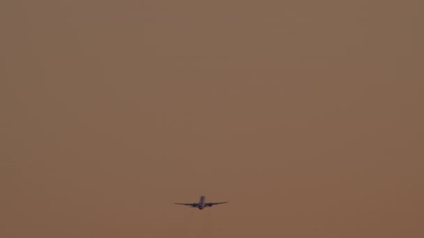 フレームの中央の飛行機は 翼が伸びて空に上昇し 離陸後に登ることを示しています — ストック動画
