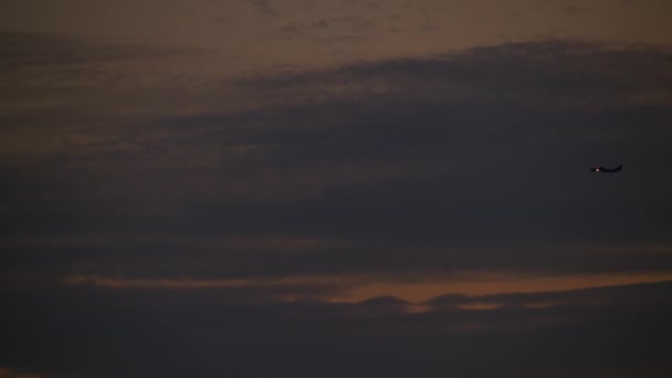 Небольшой Самолет Виден Фоне Сложного Неба Глубокой Синевы Теплых Оранжевых — стоковое видео