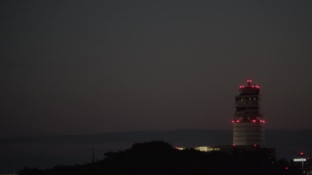 Avião Passagem Visível Fundo Céu Escuro Fundo Uma Torre Controle — Vídeo de Stock