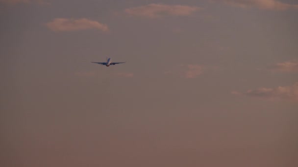 Самолет Полете Фоне Сумеречного Неба Оттенками Фиолетового Розового — стоковое видео