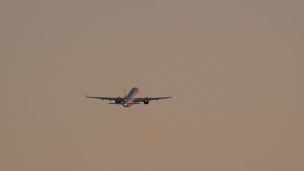 Ein Flugzeug Mit Verlängerten Flügeln Und Einem Beleuchteten Schweif Das — Stockvideo