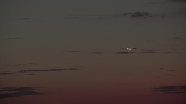 Самолет Захвачен Полете Шасси Выпущены Фары Фоне Сумеречного Неба Многослойными — стоковое видео