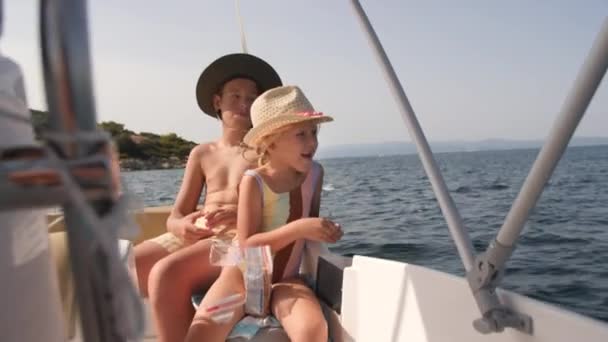 Fratelli Che Mangiano Biscotti Avvistano Gabbiano Una Barca — Video Stock