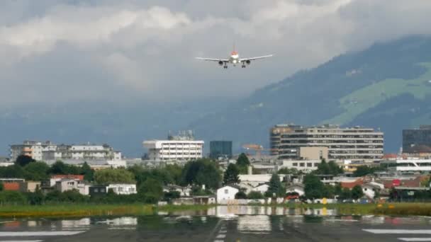Hızla Çekilen Görüntüler Bir Uçağın Iniş Pistine Sorunsuz Indiğini Gösteriyor — Stok video