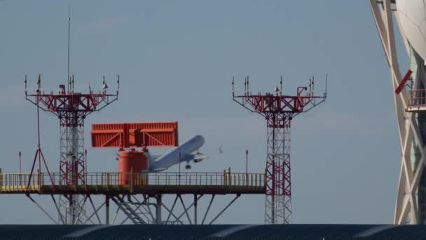 Avião Descola Atrás Das Torres Radar Vermelhas Brancas Aeroporto — Vídeo de Stock
