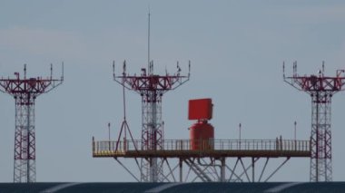 Bir uçak gökyüzüne doğru tırmanıyor. Hava trafik kontrol radarlarının yanından geçiyor.