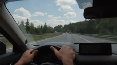 Eller direksiyonda, otoyol manzaralı, gösterge paneli ve GPS
