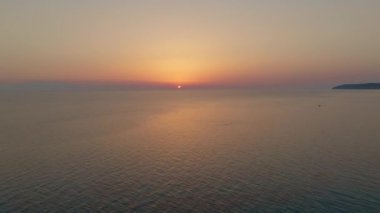 Güneş denizin üzerinde batarken dron ufka yaklaşıyor.