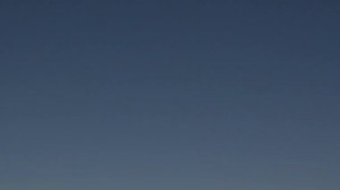 İniş takımları geniş olan uçak, alacakaranlıkta iniş pisti ışık kutupları arasında ortalandı.