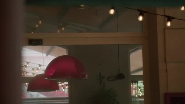 Внутренний Вид Кафе Красными Лампами Окном Смотрящим Внешнюю Туманную Систему — стоковое видео