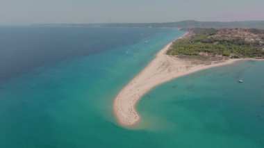 Yunanistan 'ın Halkidiki kenti Cape Possidi açıklarında bir turkuaz denizi ile çevrili bir grup insan ve botla geniş çaplı bir hava aracı bölgeyi çevreledi.