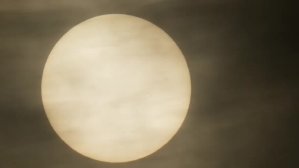 Primer Plano Del Sol Escondido Por Una Fina Capa Nubes — Vídeos de Stock