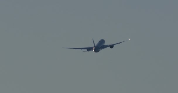 Pesawat Dengan Lampu Pendaratan Menyala Berputar Langit Dan Jatuh Jalur — Stok Video