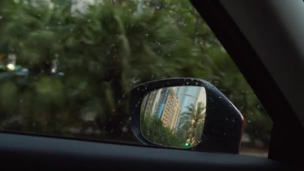 Arabanın Camında Yağmur Damlaları Yan Aynada Şehrin Yansıması — Stok video
