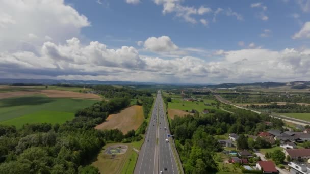 Drohne Fliegt Über Sechsspurige Autobahn Inmitten Von Feldern — Stockvideo