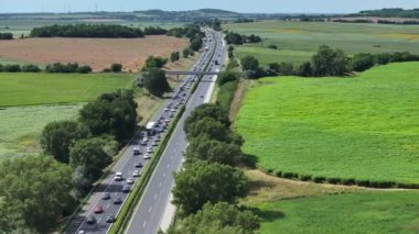 Yazın karşı şeritte tek yönlü trafik sıkışıklığı ve hareket eden araçların hava görüntüsü, Almanya