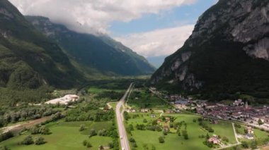Avusturya 'daki Dolomite tepelerinde yavaş sinematik insansız hava aracı uçuşu
