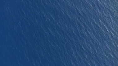 Seyahat temalı video arkaplanı için denizin sessizliğini gösteren hava görüntüleri