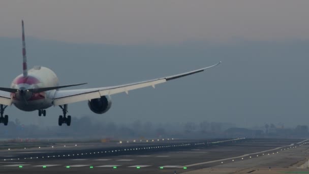 Avião Toca Aeroporto Pista Iluminada Com Asas Estendidas Entardecer — Vídeo de Stock