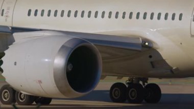 Bir uçak jet motorunun ve iniş takımlarının yakın çekimi.