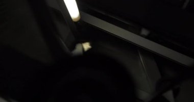 Düşük açılı yürüyen merdivenler ışık ve gölgenin etkileşimini vurguluyor.