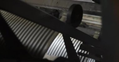 Mekanik detayları gösteren yürüyen merdiven perspektifinin altında