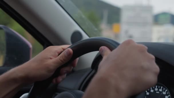 Zbliżenie Kierowców Mocno Chwytających Kierownicę Samochodu Częściowym Widokiem Deskę Rozdzielczą — Wideo stockowe