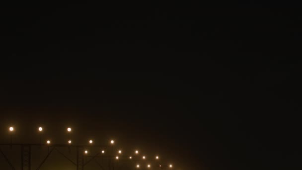 滑走路のアプローチ 明確な夜空背景 翼先の目に見えるナビゲーションライトに整列された着陸ライトを搭載した飛行機 — ストック動画