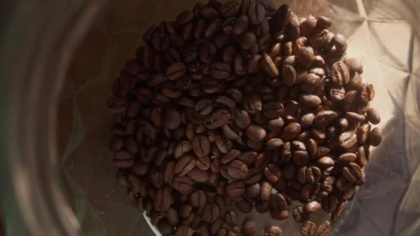咖啡豆串入玻璃瓶的特写 — 图库视频影像