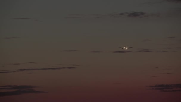 Aereo Viene Catturato Volo Con Carrello Atterraggio Rilasciato Fari Accesi — Video Stock