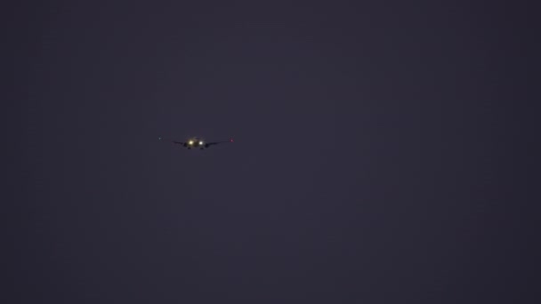 Samolot Światłami Nawigacyjnymi Podejściu Czołowo Ciemnym Nocnym Niebie Przygotowujący Się — Wideo stockowe