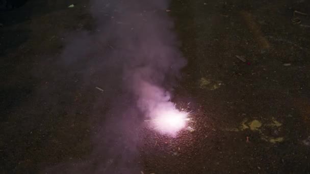 Πυροτεχνήματα Εκπέμπουν Σπινθήρες Και Καπνό Στη Σκοτεινή Άσφαλτο — Αρχείο Βίντεο