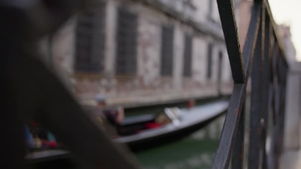 Canal Veneziano Onde Gondoleiro Gôndola São Capturados Uma Visão Turva — Vídeo de Stock