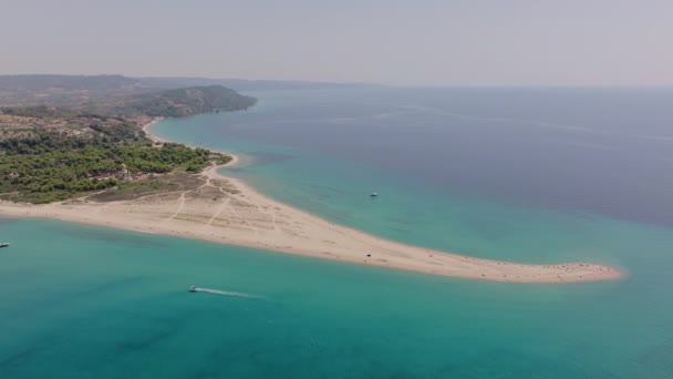ドローンカメラは ギリシャのハレキキのポシディ岬で砂浜からターコイズ海への明確な移行をキャプチャする垂直にポイントします — ストック動画