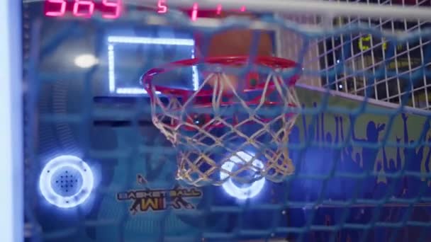 농구는 점수와 시간을 보여주는 배경에 보드와 아케이드 게임의 반지를 — 비디오