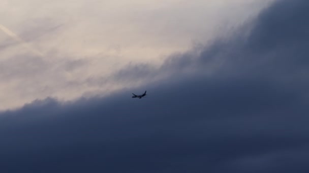 轮廓清晰的飞机在空中转弯 进入浓密的乌云中 — 图库视频影像
