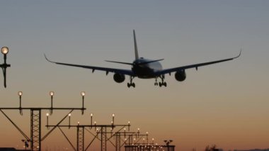 Alacakaranlıkta pist ışıklarıyla son yaklaşan uçak.