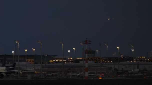 Aereo Con Luci Atterraggio Prossimità Terminal Aeroportuale Notte Con Pista — Video Stock