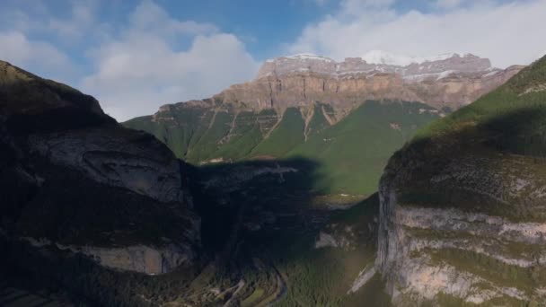 俯瞰西班牙巴斯克地区的深谷和陡峭的悬崖峭壁 无人驾驶飞机向前飞去 — 图库视频影像