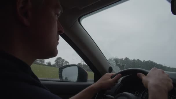 자동차를 남자의 프로필 도로에 동작에 와이퍼와 창문에 보이는 — 비디오
