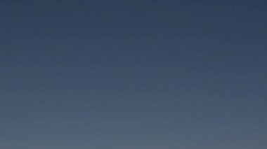 İniş takımları geniş olan uçak, alacakaranlıkta iniş pisti ışık kutupları arasında ortalandı.