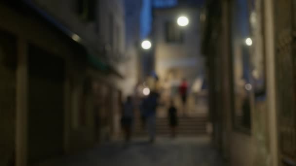 黄昏时分 人们在狭窄的威尼斯街道上行走 点着柔和的街灯 背景使用模糊 — 图库视频影像