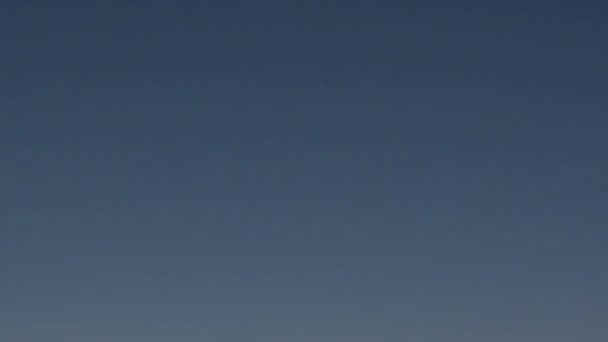 黄昏时分 以跑道接近灯柱为中心的加长起落架的飞机 — 图库视频影像