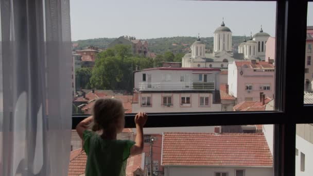 Une Petite Fille Tient Près Une Grande Fenêtre Regarde Paysage — Video