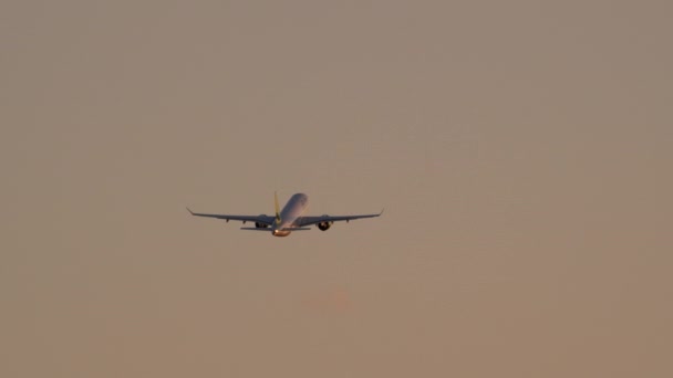 Letadlo Protáhlými Křídly Osvětleným Ocasem Letící Pozadí Večerní Oblohy Sklonem — Stock video