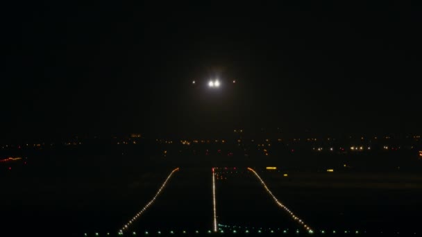 Samolot Zbliża Się Pasa Startowego Włączonymi Światłami Ciemku Ląduje — Wideo stockowe
