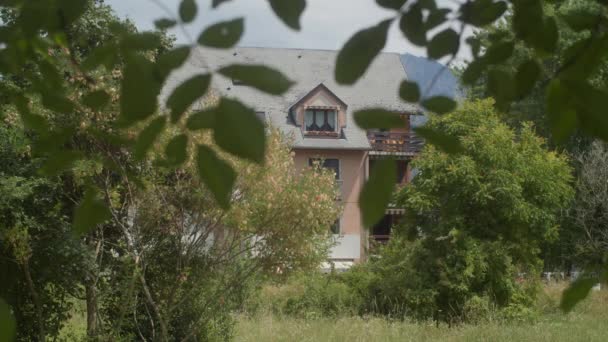 Ein Wohnhaus Mit Einem Dreieckigen Dachgeschossfenster Das Durch Die Umliegenden — Stockvideo